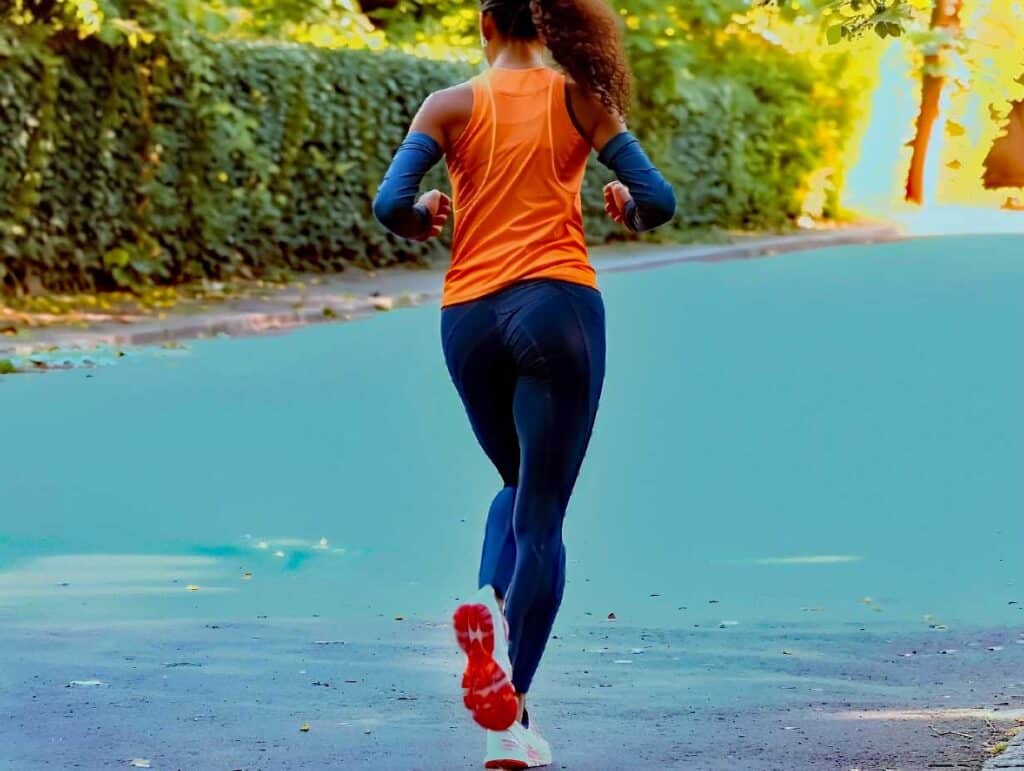 une femme faisant du jogging
